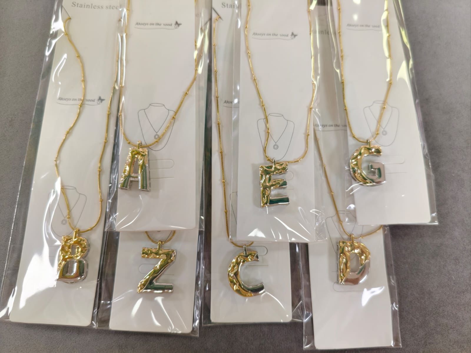 Çift Renk Balon Harf Kolye Çelik 24lü (Adet:70TL)